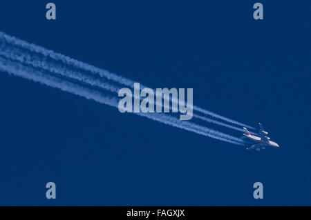 Airbus A380 di Emirates Airlines nel cielo a dicembre 29, 2015 a Oberstdorf in Germania. © Peter Schatz / Alamy News Foto Foto Stock