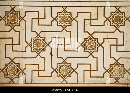 Immagine ravvicinata di alcune decorazioni arabe su una parete. Foto Stock