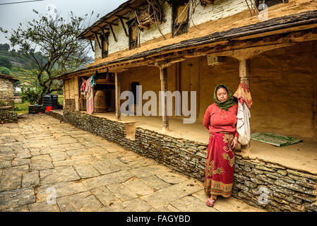 Signora nepalese nel cortile della sua casa Foto Stock