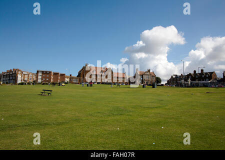 Il verde con il Golden Lion Hotel in background Hunstanton Norfolk Inghilterra Foto Stock