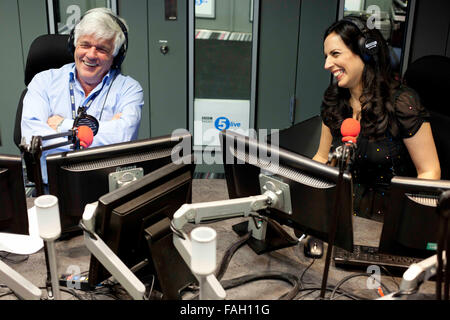 Aasmah Mir e Peter Allen in una Radio 5 Live in studio a Media City , Salford Foto Stock