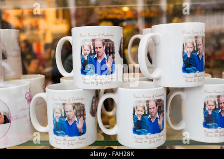 Un negozio di souvenir nel centro di Londra ha Princess Charlotte e Prince George tazze commemorative per la vendita e sul display. Foto Stock