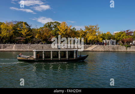 Barca sul fiume vicino al Parco del Memoriale della Pace di Hiroshima, Giappone Foto Stock