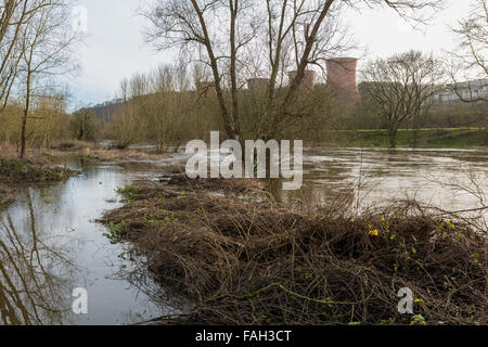 L'allagato fiume Severn guardando attraverso la stazione di alimentazione di Ironbridge Shropshire, Regno Unito Foto Stock