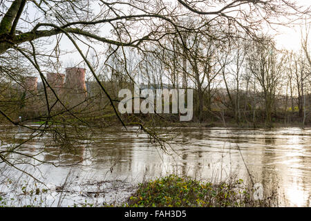 L'allagato fiume Severn guardando attraverso la stazione di alimentazione di Ironbridge Shropshire, Regno Unito Foto Stock