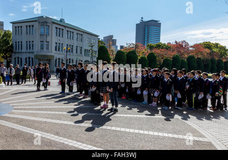 Gli studenti giapponesi a ricordare e rendere omaggio alle vittime della prima bomba nucleare a Hiroshima il Peace Memorial Park Giappone Foto Stock