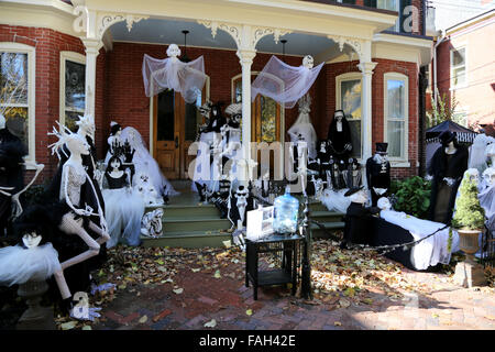 La parte anteriore di una casa decorata con molti personaggi e modelli a grandezza naturale come parte di un'impressionante decorazione di Halloween in stile Beetle Juice Foto Stock