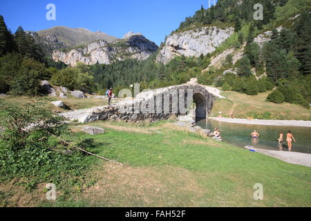 San Nicolas de Bujaruelo bridge nel Parque Nacional de Ordesa y Monte Perdido nei Pirenei Foto Stock