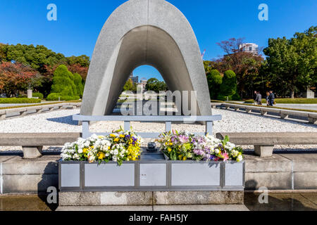 Memorial il Cenotafio copre un cenotafio che contiene i nomi di tutte le persone uccise dalla bomba atomica nel 1945 Hiroshima, Giappone Foto Stock