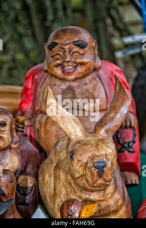 Scolpiti in legno ornamenti sulla vendita, Mercato di Natale, Jimmy's Farm, Wherstead, Ipswich, Suffolk, Regno Unito, dicembre 2015 Foto Stock