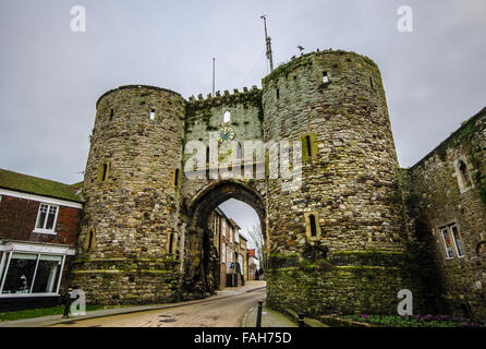 Il "Landgate" (l'unico ingresso fortificato sopravvissuto a Rye) risale al 1329 nei primi anni del regno di Edoardo III Foto Stock