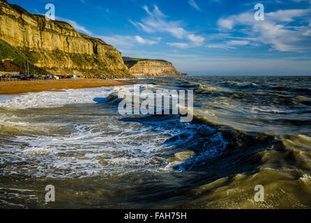 Hastings nella contea di East Sussex, entro la storica contea di Sussex, sulla costa sud dell'Inghilterra. Scogliere di arenaria. Spazio per la copia Foto Stock