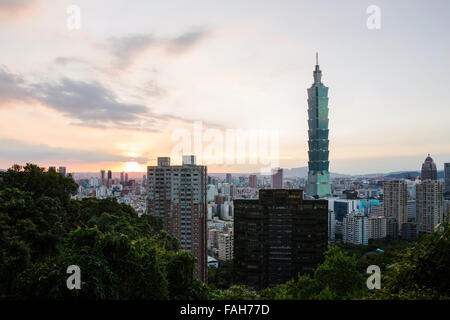 Vista di Taipei 101 prese dalla cima della montagna di elefante al tramonto Foto Stock