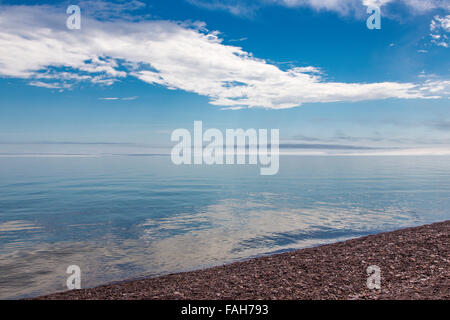 Spiaggia sulla riva settentrionale del Lago Superiore nel Minnesota Foto Stock