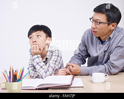 Padre e figlio avente una conversazione seria. Foto Stock