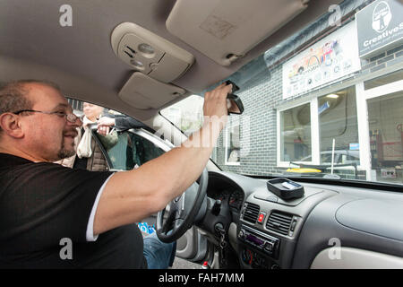 Modifiche dell'immersione lo specchietto retrovisore di un autoveicolo officina. Foto Stock