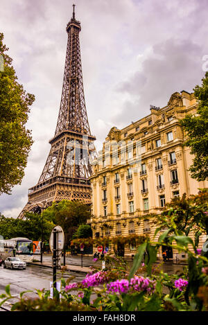 La torre Eiffel di tutta la strada nella città europea di Parigi in Francia Foto Stock