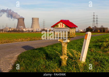 Il belga Doel Nuclear Power Station, vicino ad Anversa, sulla Schelda, centrale nucleare con potenza di 4 unità di impianto Foto Stock