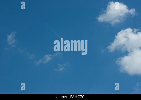 Velivoli a getto di vapore di foglie di sentieri in un cielo blu Foto Stock