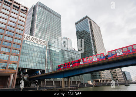 Docklands Light Railway, DLR, metro entrando nella stazione situata all'interno di i moderni grattacieli in area dei Docklands di Canary Wharf district, Londra Foto Stock