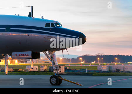 Classic Vintage aerei Lockheed L-1049 Super Constellation HB-RSC' nel crepuscolo della sera all aeroporto di Zurigo-Kloten. Foto Stock