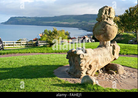 Millennium statua scultura all'alloggiamento superiore, Robin Hood's Bay, North Yorkshire, Regno Unito Foto Stock