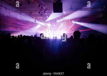 Silhouette folla affacciata allo stadio di festival di musica Foto Stock