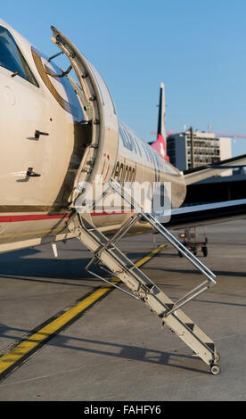 A breve raggio aeromobili commerciali della compagnia aerea Ethiad parcheggiato nel caldo sole di sera all'aeroporto internazionale di Zurigo. Foto Stock