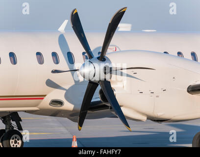 A breve raggio aeromobili commerciali della compagnia aerea Ethiad parcheggiato all'aeroporto internazionale di Zurigo Foto Stock