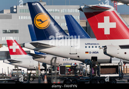 Velivoli passeggeri di Swiss International Air Lines e tedesco Lufthansa sono parcheggiate all'aeroporto internazionale di Zurigo Foto Stock