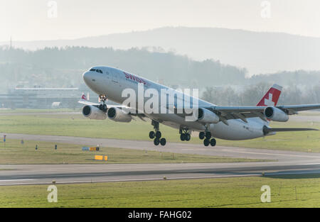 Un Airbus A340 della Swiss International Air Lines durante il decollo dall'aeroporto internazionale di Zurigo. Foto Stock