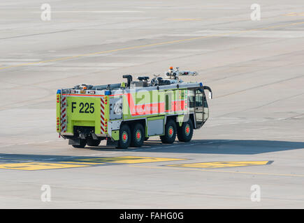Un aeroporto motore Fire (tipo Ziegler Z8) su una pista di rullaggio dell'aeroporto internazionale di Zurigo Foto Stock