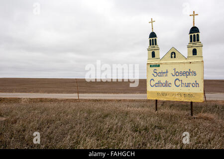 Damar, Kansas - un segno per San Giuseppe chiesa cattolica nella prateria nel nord-ovest del Kansas. Foto Stock