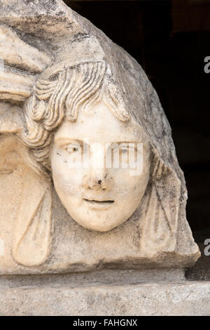 Testa di rilievo sul portico di Tiberio presso Aphrodisias, Aydin, Turchia Foto Stock