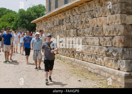 Denizli, Turchia - Maggio, 22, 2013. Peolpe a piedi nella parte anteriore di fregi sul portico di Tiberio presso Aphrodisias il 22 maggio 2013. Foto Stock