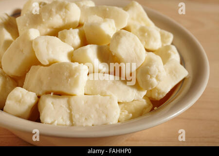 Fresco formaggio cheddar cagliata, un popolare snack in molte parti degli Stati Uniti Foto Stock