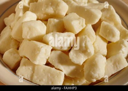 Fresco formaggio cheddar cagliata, un popolare snack in molte parti degli Stati Uniti Foto Stock