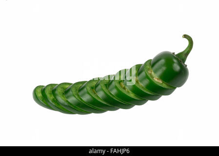 Unico verde affettato jalapeno impilati in forma di pepe isolato su bianco. Foto Stock