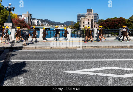 I bambini attraversando ponte in prossimità di Hiroshima Peace Memorial Cupola della Bomba Atomica 1996 UNESCO World Heritage Site Hiroshima, Giappone Foto Stock