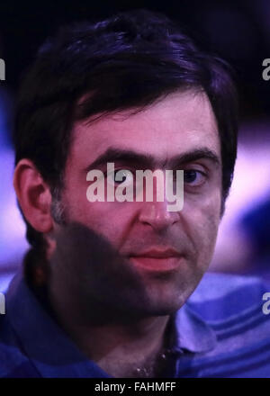 Alexandra Palace di Londra, Regno Unito. 30 Dic, 2015. William Hill PDC Mondiale Campionato di freccette. Snooker star Ronnie O'Sullivan spectates Credito: Azione Sport Plus/Alamy Live News Foto Stock