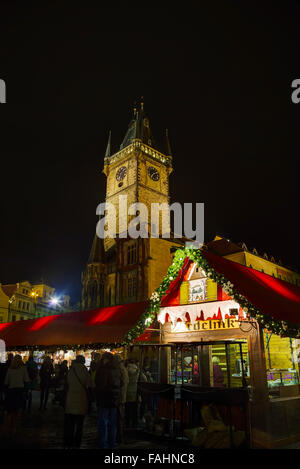 Praga - 2 dicembre: decorato per il Natale la Piazza della Città Vecchia il 2 dicembre 2015 a Praga, Repubblica Ceca. Foto Stock