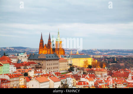 Panoramica di Praga con la Cattedrale di San Vito al tramonto Foto Stock