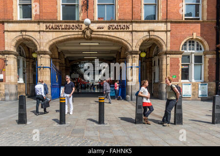 Persone in chat e rilassante al di fuori Marylebone Stazione ferroviaria London REGNO UNITO Foto Stock