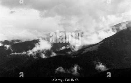 Paesaggio di montagna con la nebbia nubi in un bianco e nero interpretazione, in Transalpina, Parang Romania Foto Stock