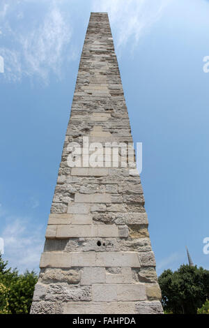 Obelisco murato in piazza Sultanahmet (l'ippodromo) nel distretto di Fatih di Istanbul, Turchia. Foto Stock