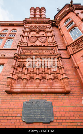 Ornati in cotto scolpito sul 1897 Edificio Pierhead presso la Baia di Cardiff in South Wales UK Foto Stock