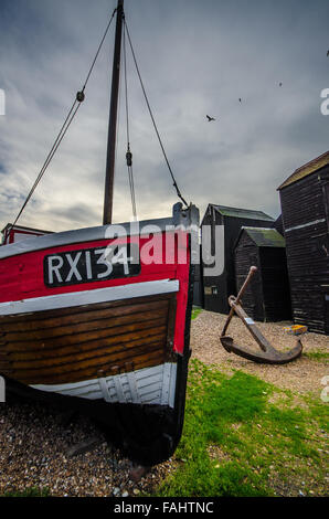 Hastings Old Town è una zona a est di Hastings.La rete di negozi sono neri alti getta la memorizzazione di attrezzature da pesca. Meta turistica Foto Stock