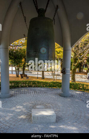 Campana della Pace di Hiroshima Parco del Memoriale della Pace di Hiroshima in Giappone Foto Stock