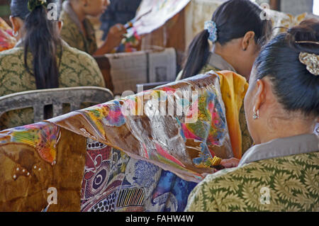 Femmina lavoratore Batik applicando oro per tessuto Foto Stock