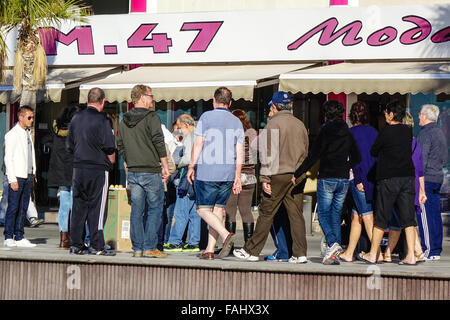 Il segnale di PEA uomini, peamen, shell uomini con uomini, la maggior parte della gente in questa immagine sono parte del gioco per intrappolare i turisti a Benidorm Foto Stock